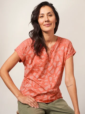 Nelly T-Shirt mit Keilausschnitt