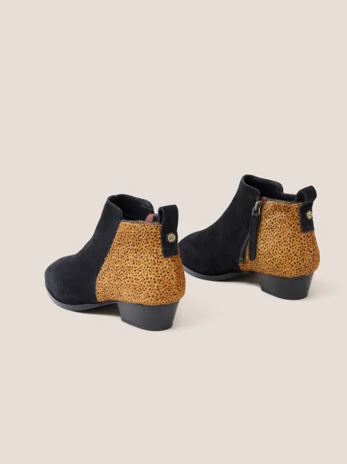 Weite Stiefeletten mit Wildleder und Ponyfelloptik - Schwarzer Aufdruck - 37 Bild 4