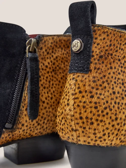 Weite Stiefeletten mit Wildleder und Ponyfelloptik - Schwarzer Aufdruck - 37 Bild 2