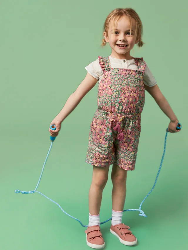 Ava Kurze Latzhose mit Print