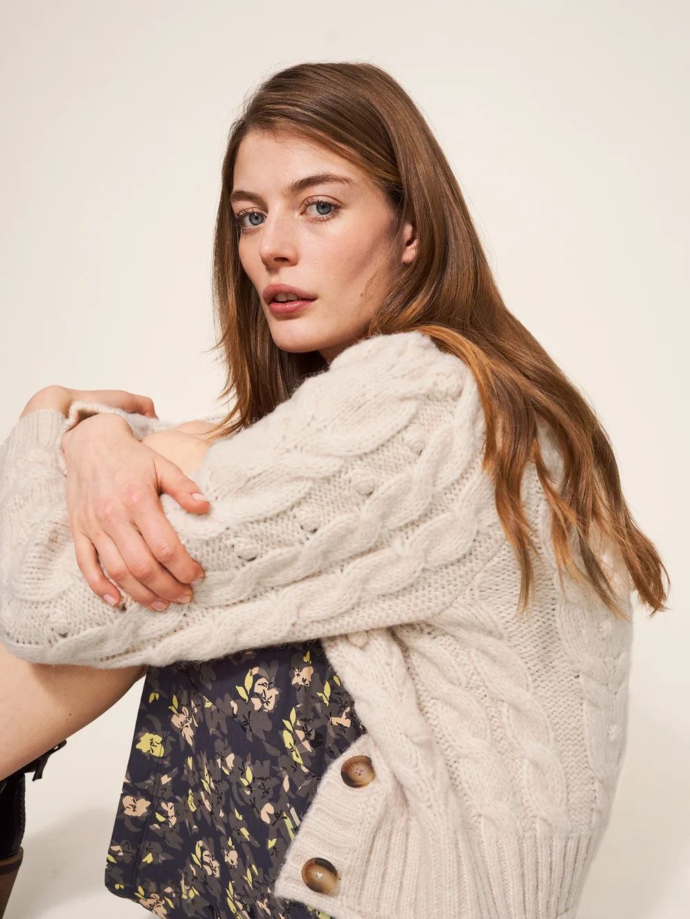 Strickjacke mit Zopfmuster