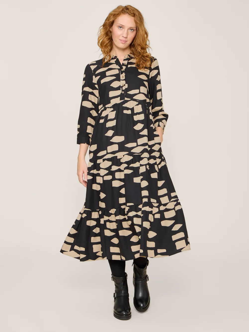 Maya Gestuftes Blusenkleid - Schwarzer Aufdruck - 38 Bild 1