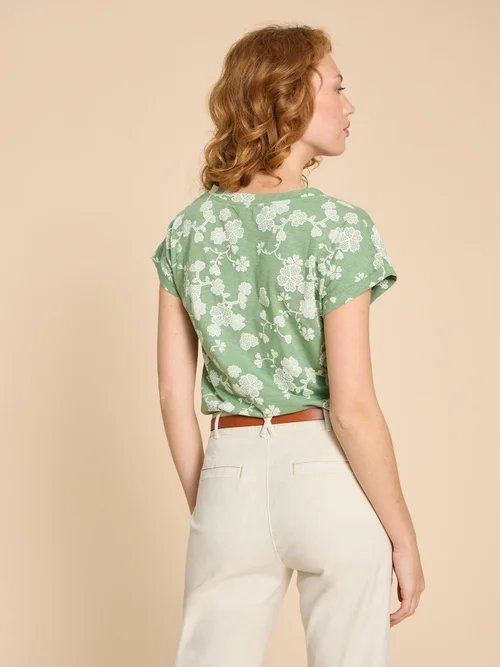 Nelly T-Shirt mit Keilausschnitt - Green Pr - 38 Bild 4