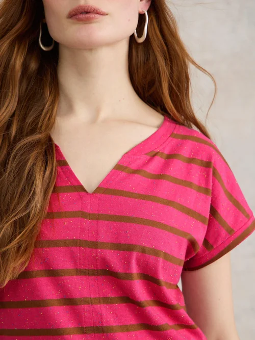 Nelly T-Shirt mit Keilausschnitt - Pink Mlt - 38 Bild 3
