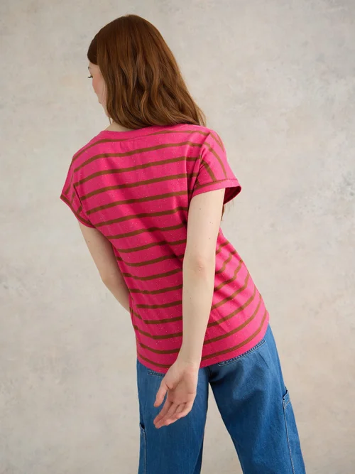 Nelly T-Shirt mit Keilausschnitt - Pink Mlt - 38 Bild 4