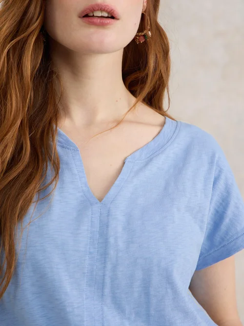 Nelly T-Shirt mit Keilausschnitt - Lgt Blue - 38 Bild 3