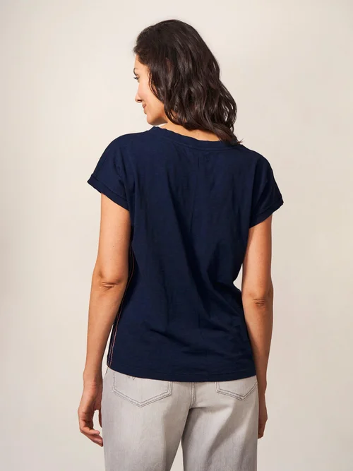 T-Shirt Nelly mit Keilausschnitt - Dark Navy - 52 Bild 4