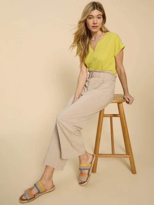 Nelly T-Shirt mit Keilausschnitt - Brt Yellow - 52 Bild 1