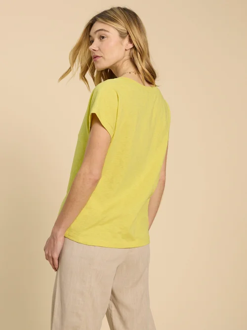Nelly T-Shirt mit Keilausschnitt - Brt Yellow - 52 Bild 4