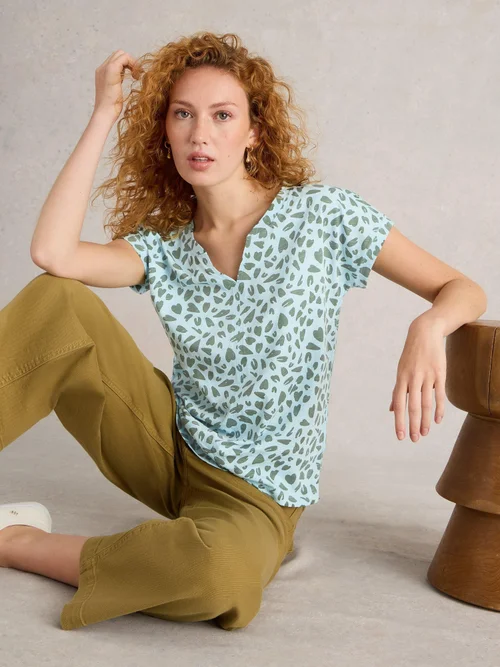 Nelly T-shirt mit Keilausschnitt - Blue Pr - 52 Bild 1