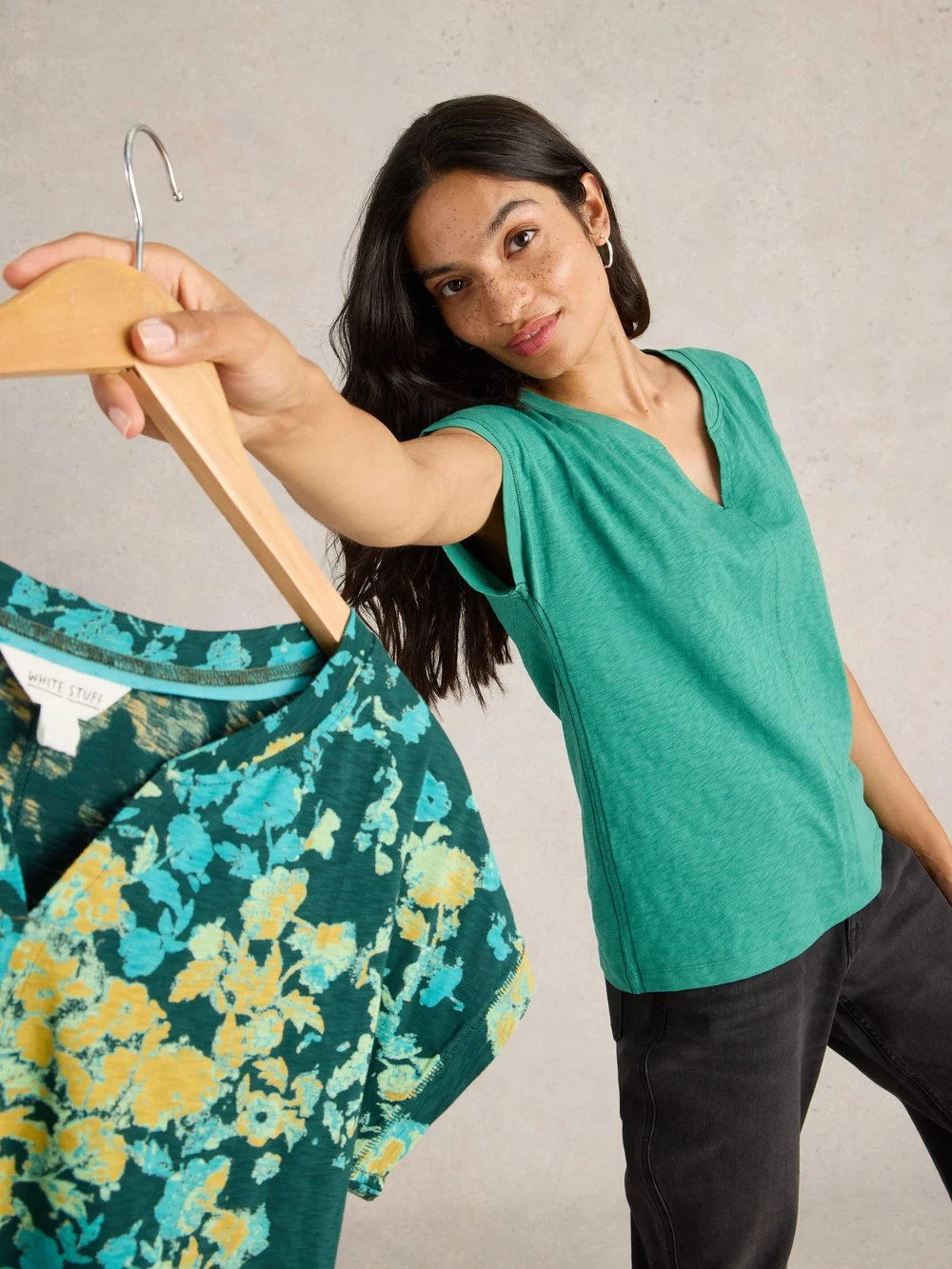 T-Shirt Nelly mit Keilausschnitt - Dus Green - 52 Bild 1