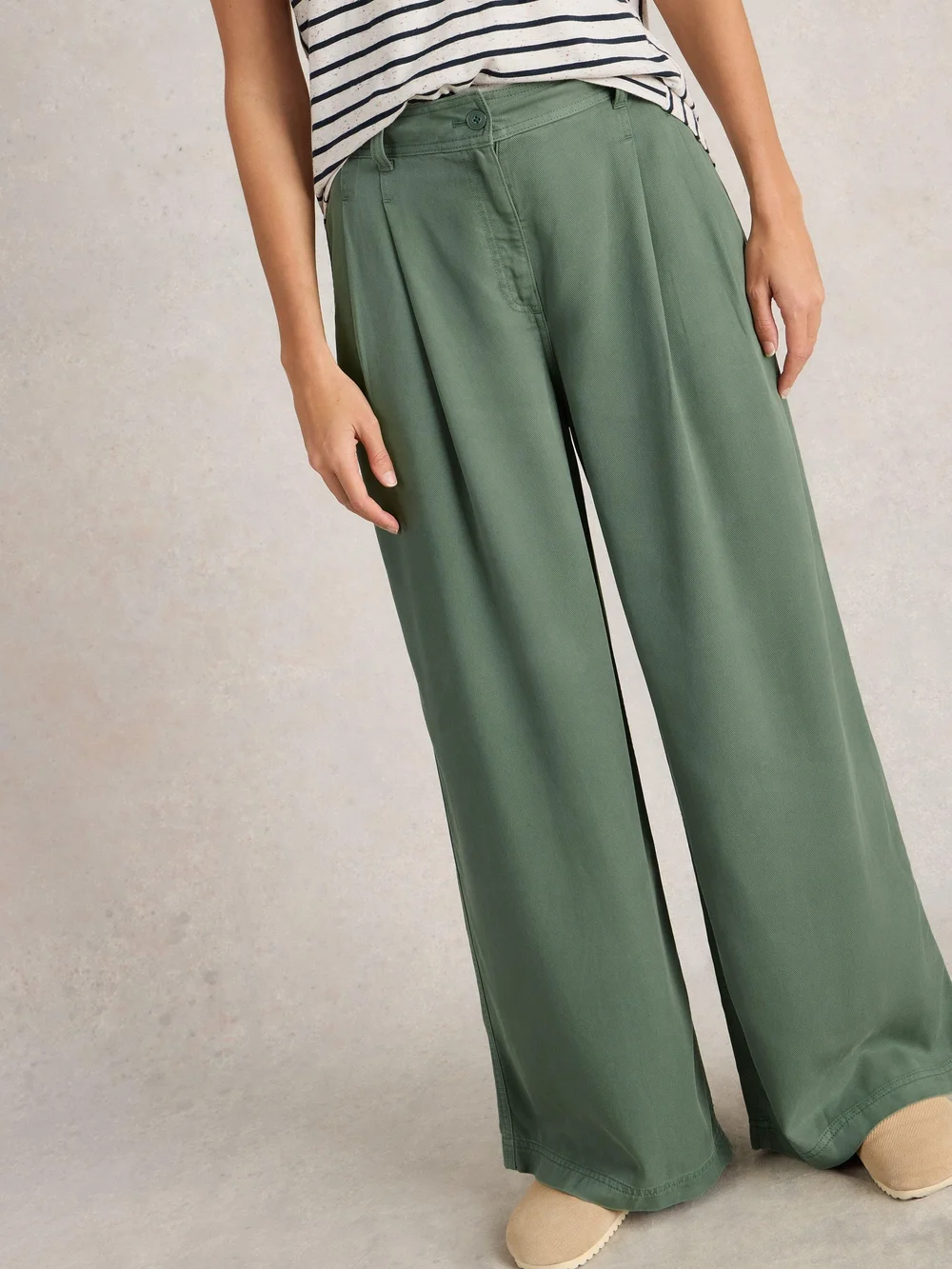 Hose Sasha mit weitem Bein - Dus Green - 42/R Bild 1