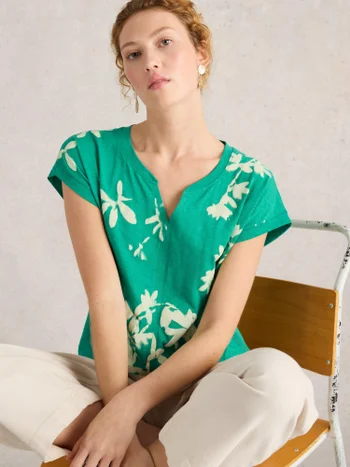 T-Shirt Nelly mit Keilausschnitt