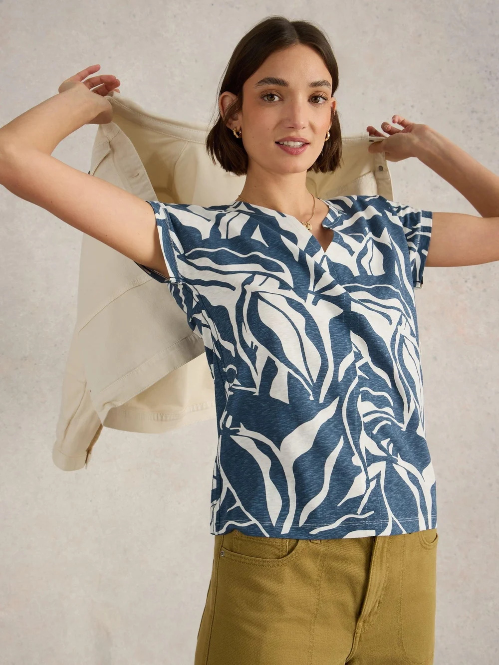 T-Shirt Nelly mit Keilausschnitt - Navy Pr - 52 Bild 1