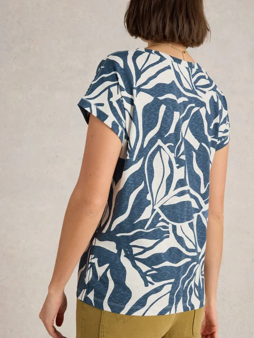 T-Shirt Nelly mit Keilausschnitt - Navy Pr - 52 Bild 4