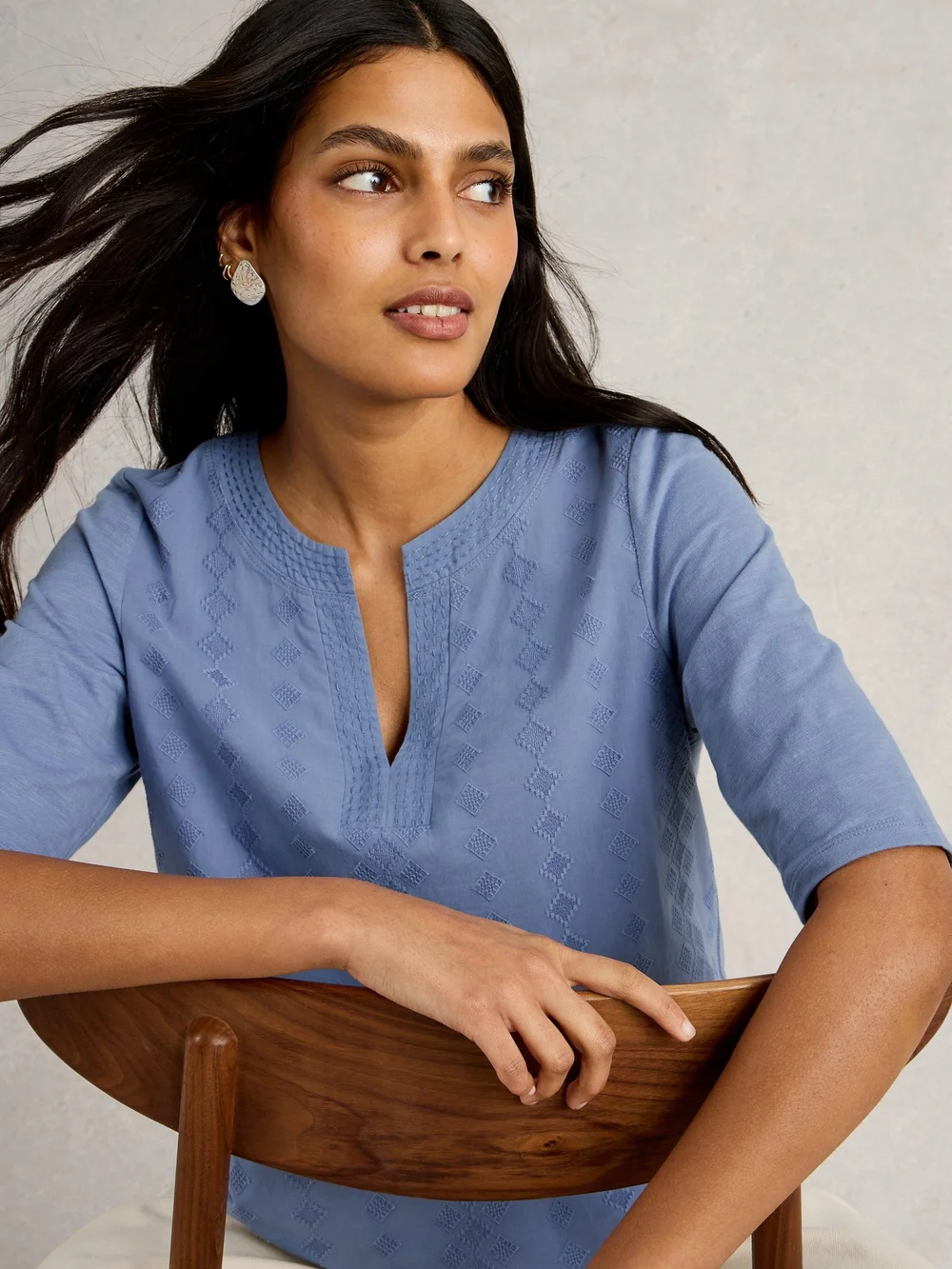 T-Shirt Weaver mit Keilausschnitt - Mid Blue - 48 Bild 1