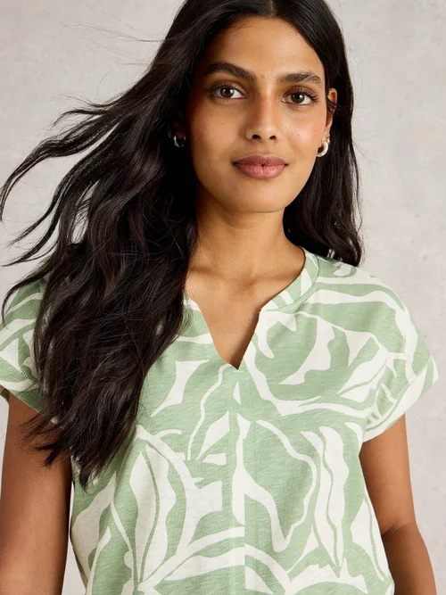 T-Shirt Nelly mit Keilausschnitt - Green Pr - 52 Bild 3