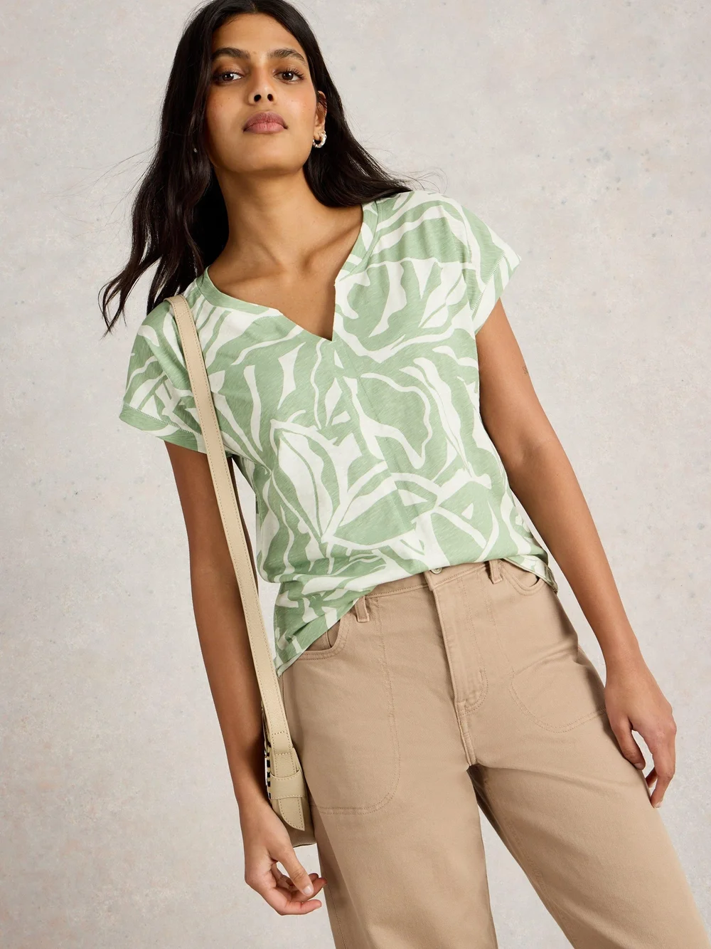 T-Shirt Nelly mit Keilausschnitt - Green Pr - 52 Bild 1