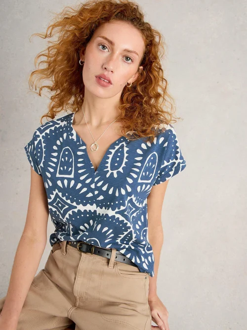 T-Shirt Nelly mit Keilausschnitt - Blue Mlt - 52 Bild 1