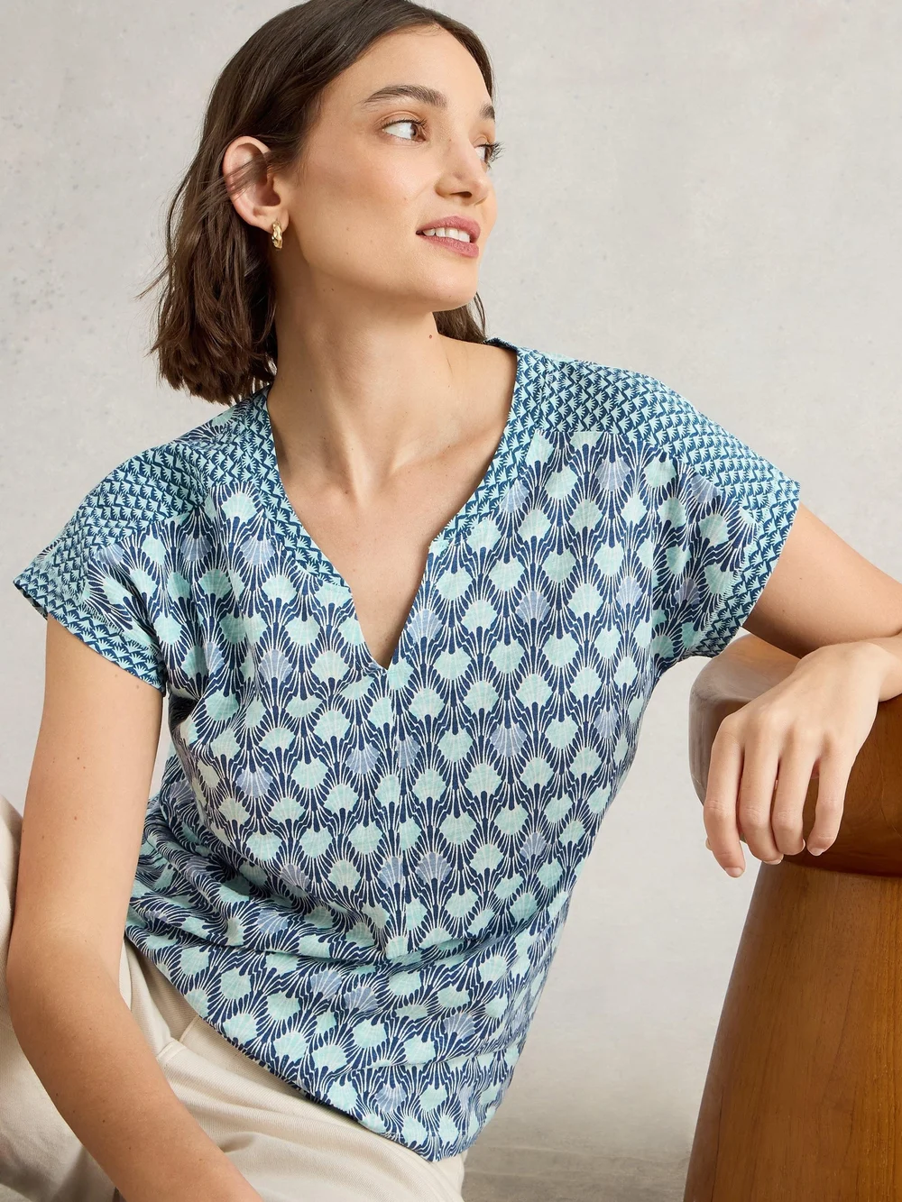 T-Shirt Nelly mit Keilausschnitt - Navy Multi - 50 Bild 1