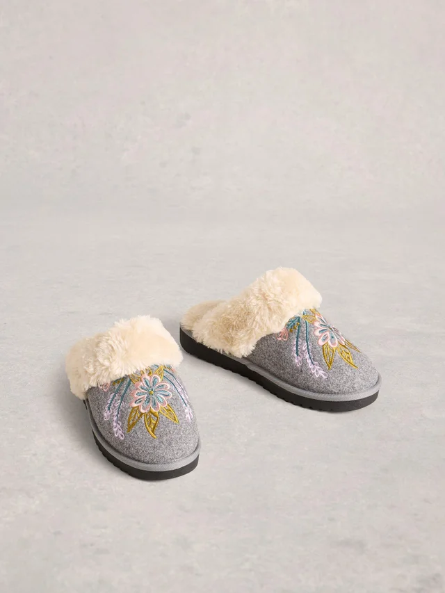Pantoletten mit floralem Motiv