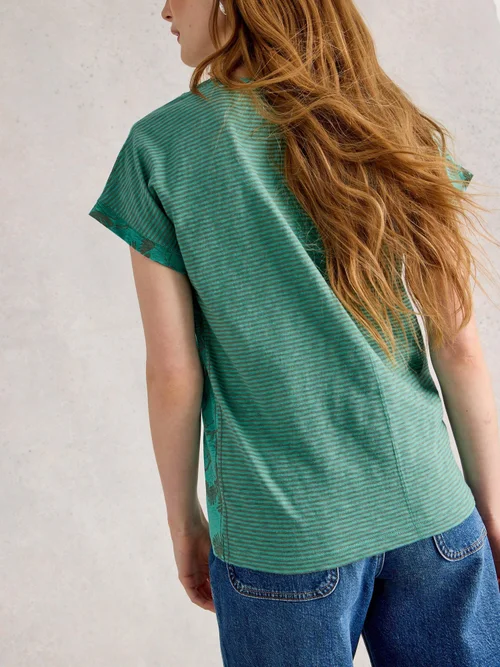 T-Shirt Nelly mit Keilausschnitt - Green Pr - 52 Bild 4
