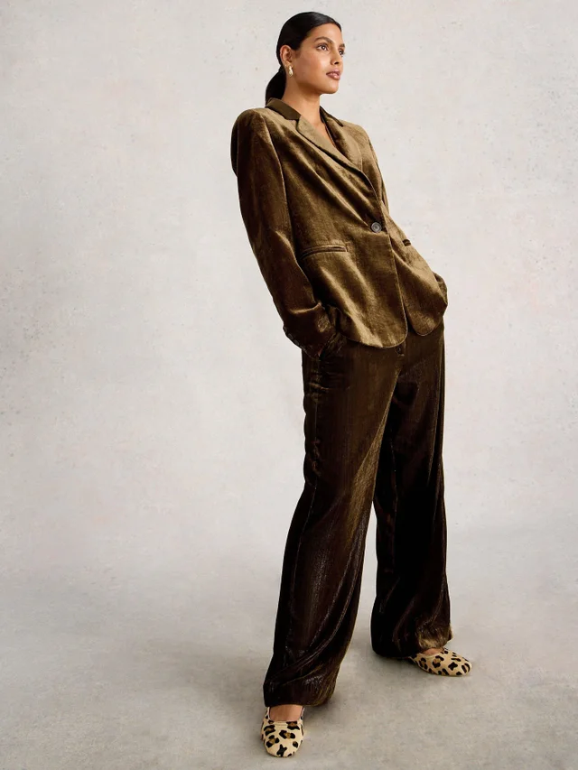 Samthose Belle mit weitem Bein