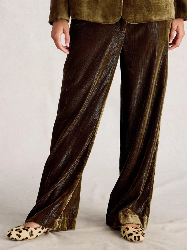 Samthose Belle mit weitem Bein