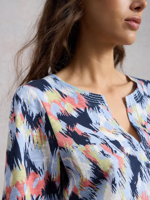 T-Shirt Weaver mit Keilausschnitt - Blue Mlt - 52 Bild 3