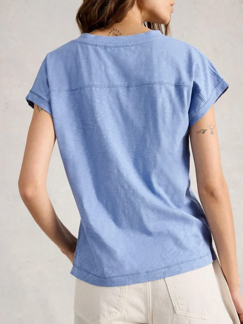 T-Shirt Neve mit V-Ausschnitt - Mid Blue - 52 Bild 4