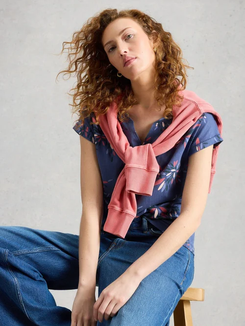 T-Shirt Nelly mit Keilausschnitt - Navy Multi - 52 Bild 1