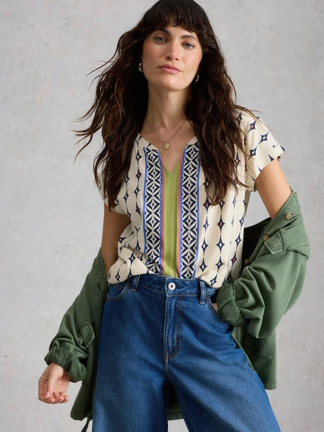 T-Shirt Nelly mit Keilausschnitt