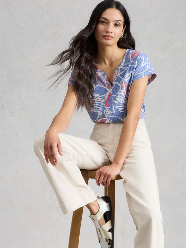 T-Shirt Nelly mit Keilausschnitt