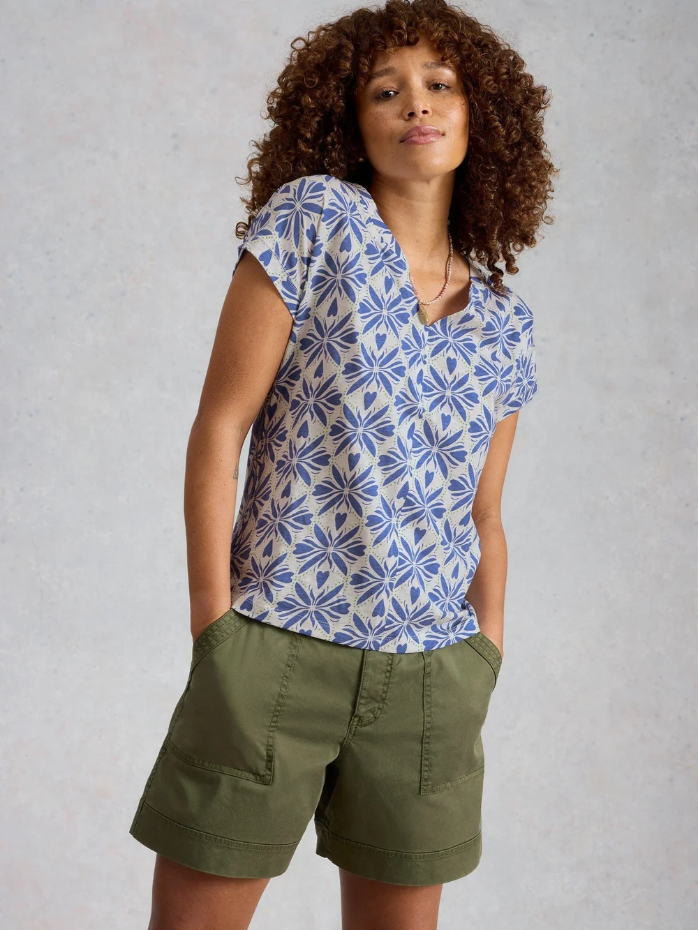 T-Shirt Nelly mit Keilausschnitt - Blue Mlt - 52 Bild 1