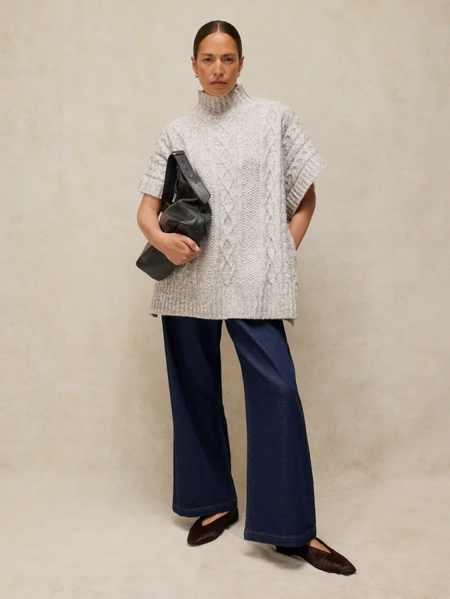 Poncho mit Zopfstrickmuster