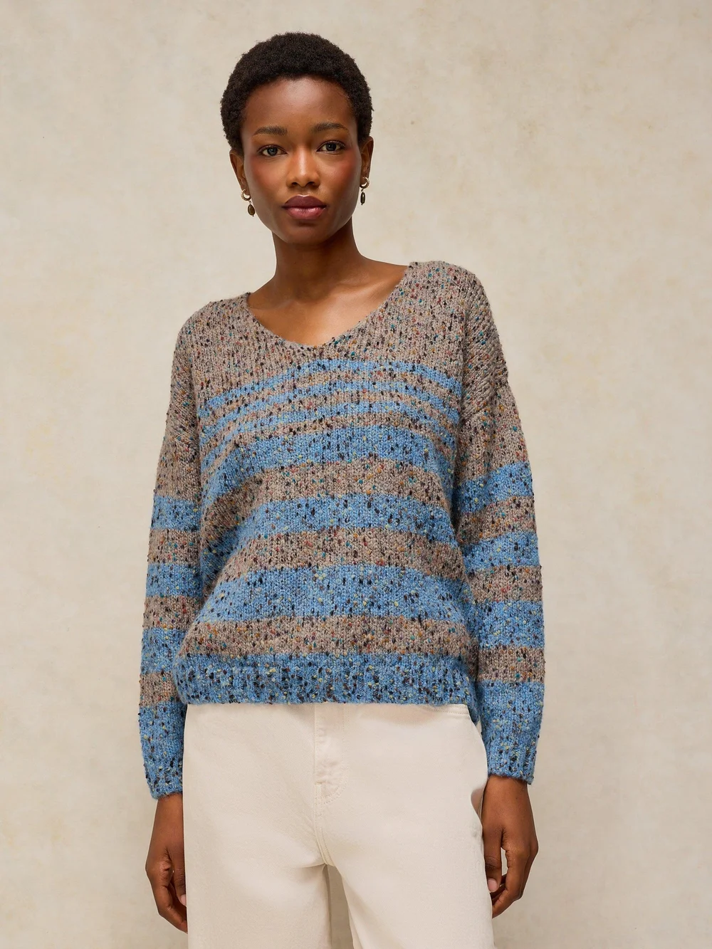 Gestreifter Pullover mit V-Ausschnitt - Brown Mlt - 52 Bild 1