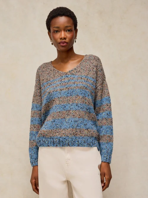 Gestreifter Pullover mit V-Ausschnitt - Brown Mlt - 52 Bild 1