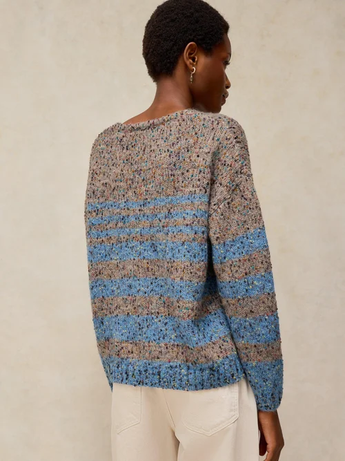 Gestreifter Pullover mit V-Ausschnitt - Brown Mlt - 52 Bild 4