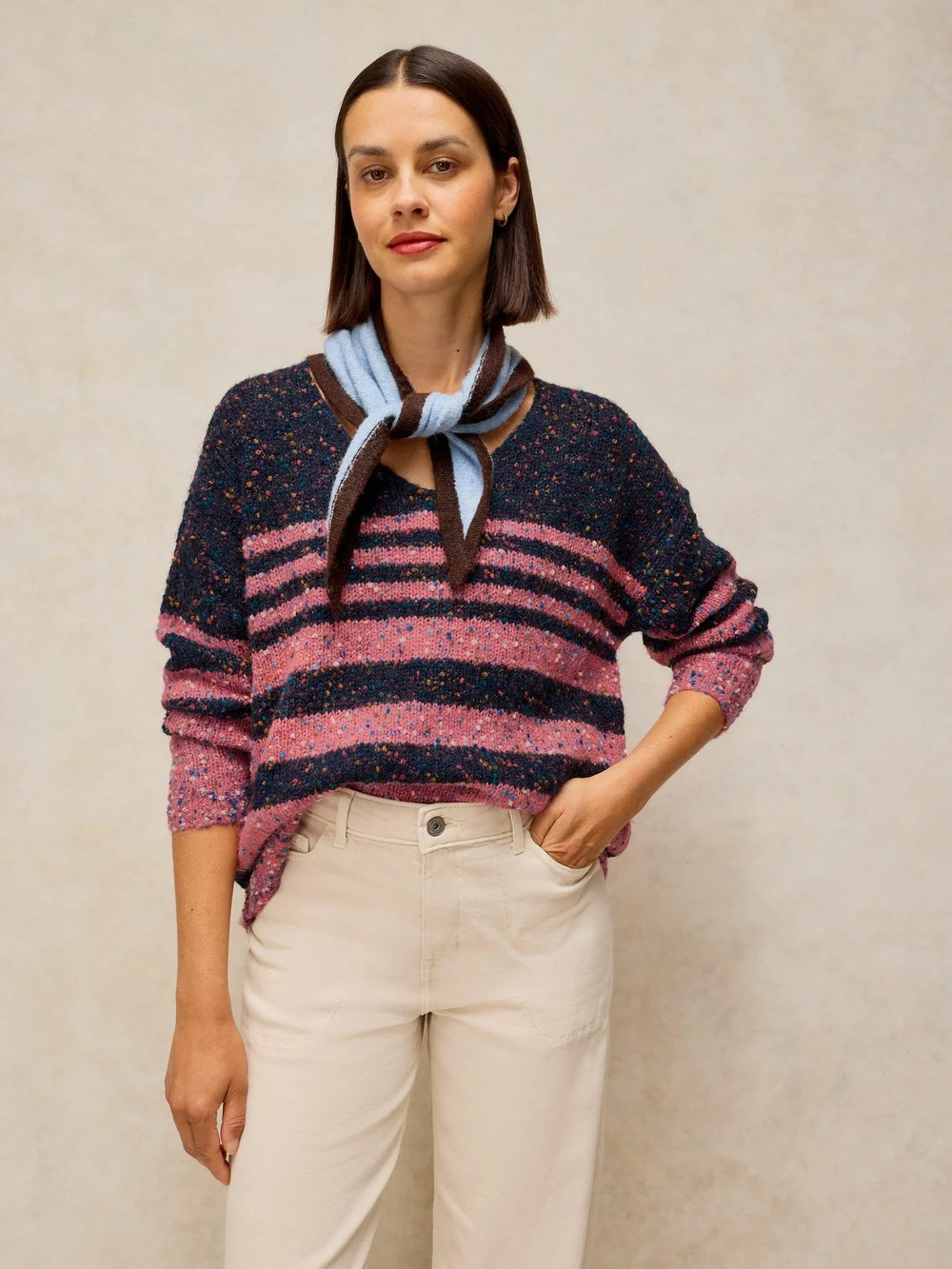 Gestreifter Pullover mit V-Ausschnitt - Navy Multi - 50 Bild 1