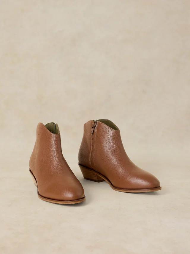 Weit geschnittene Lederstiefeletten