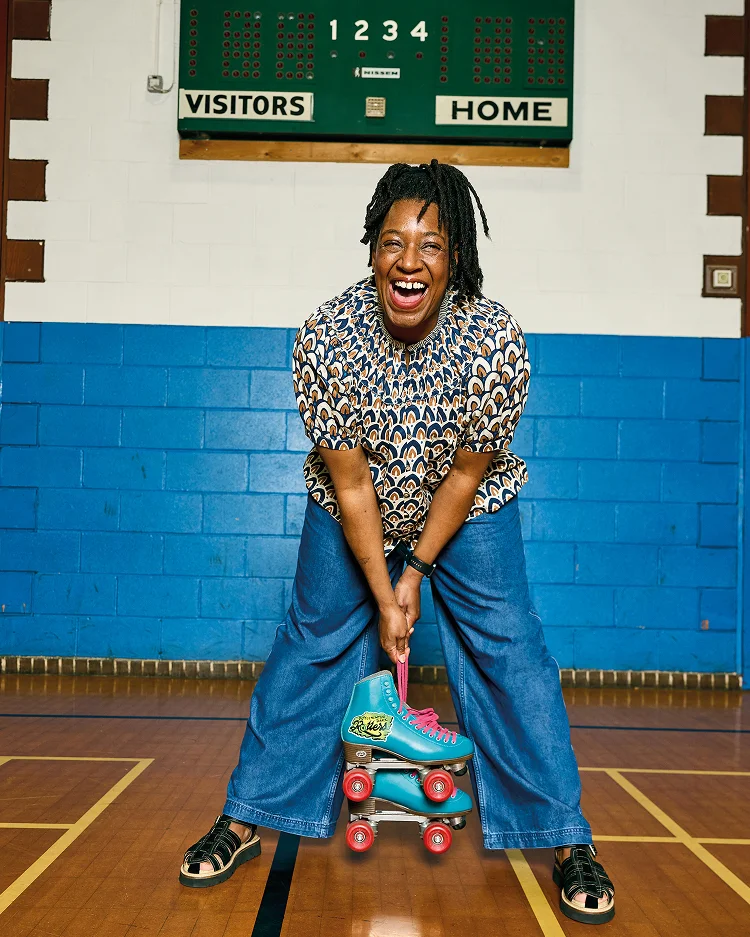 Frau in Jeans und T-Shirt mit Rollschuhen auf