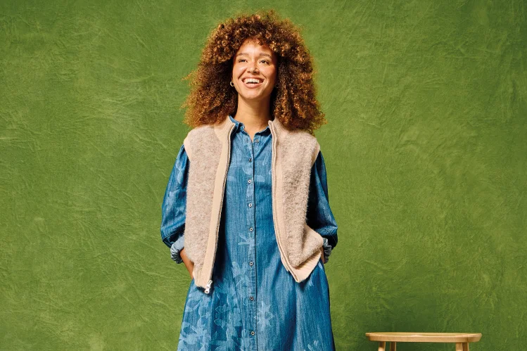 Blaues Kleid mit Cyanotypie-Motiv