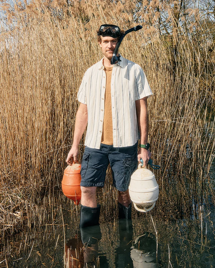 Mann in Hemd und Shorts