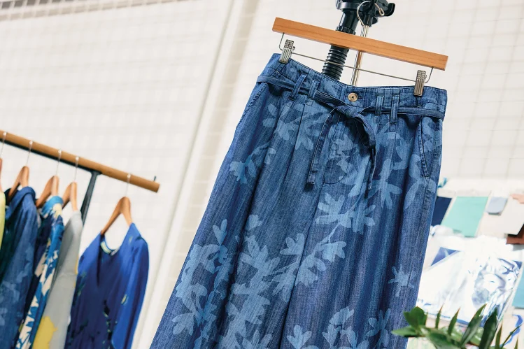 Hose mit blauem Cyanotypie-Druck