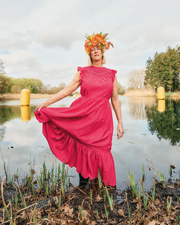 Eine Frau trägt ein auffälliges rosa Kleid.