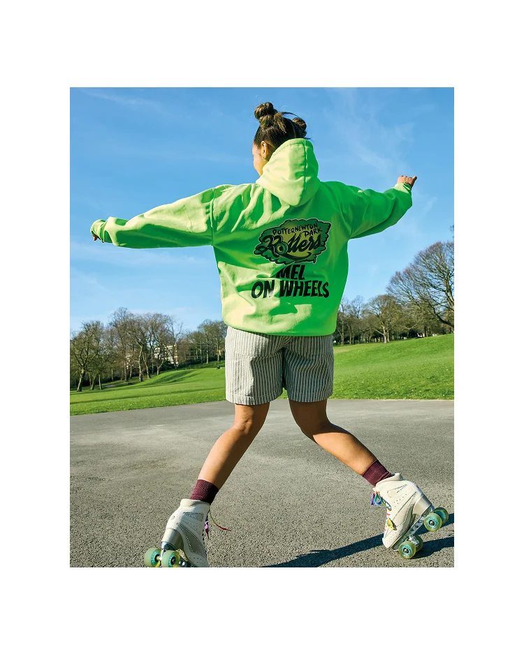 Rollschuhshorts und grüner Pullover für Damen