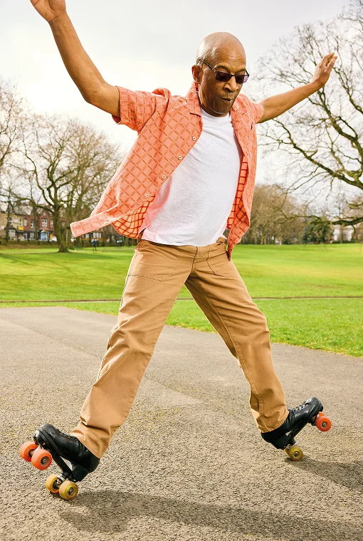 Mann in Hemd und Hose beim Rollschuhlaufen